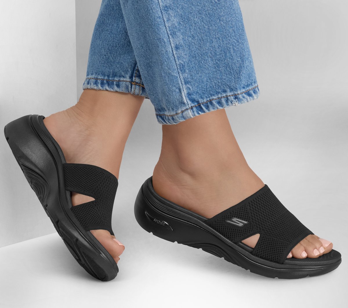 Skechers- Women GO WALK Arch Fit 2.0 Sandal - Dakota