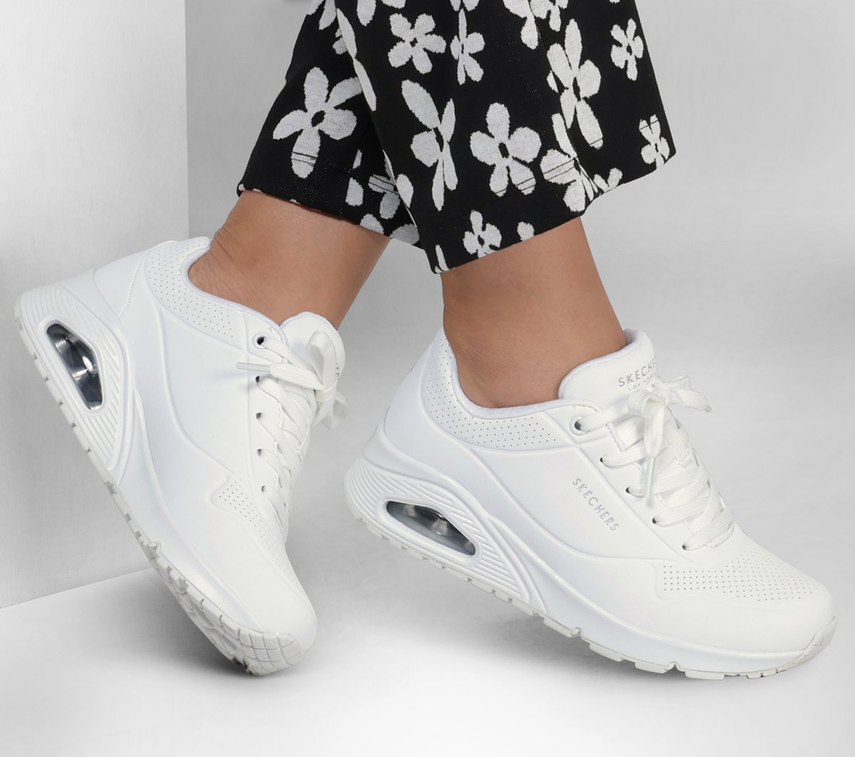 Skechers- Women UNO - Stand on Air