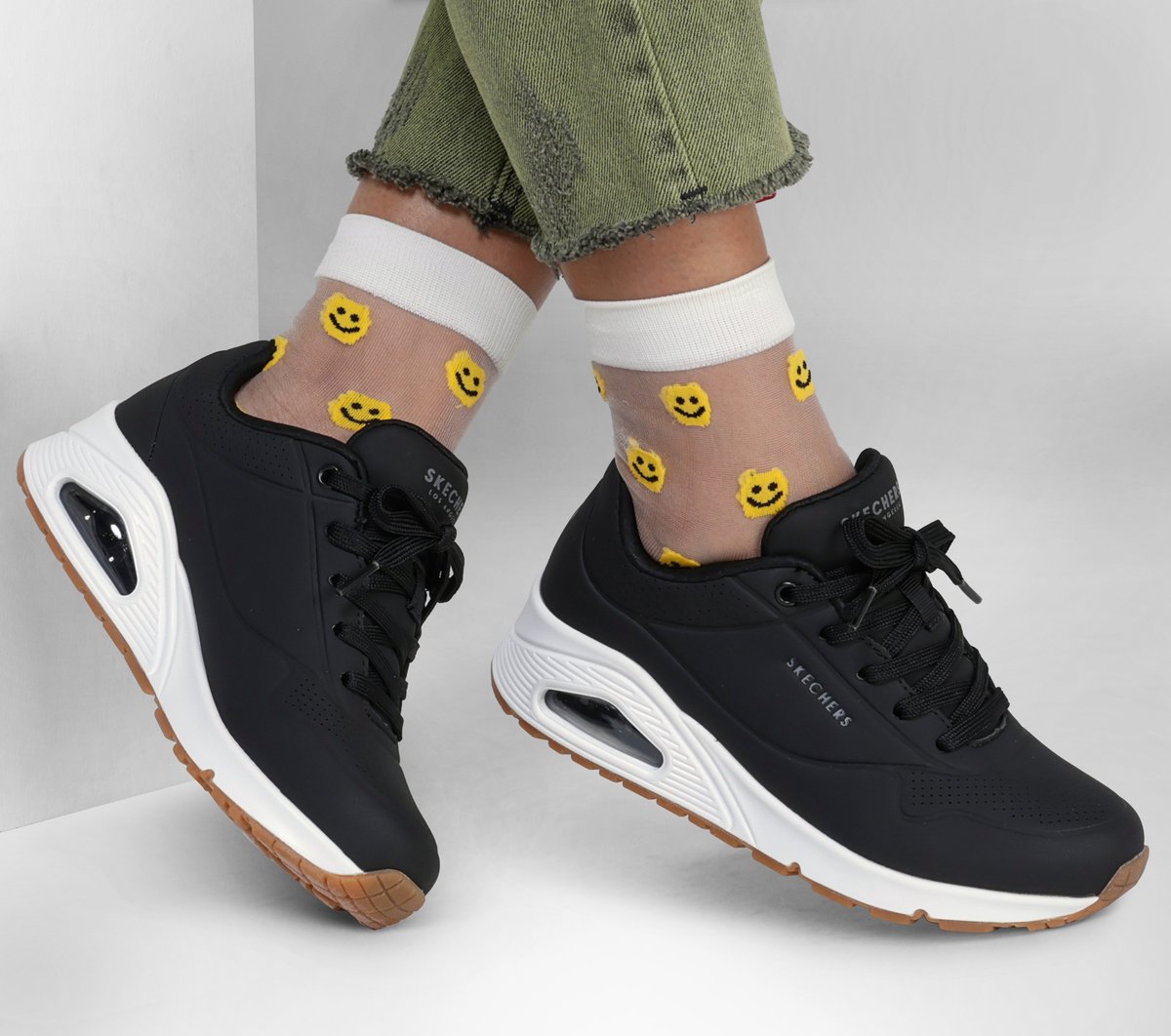 Skechers- Women UNO - Stand on Air