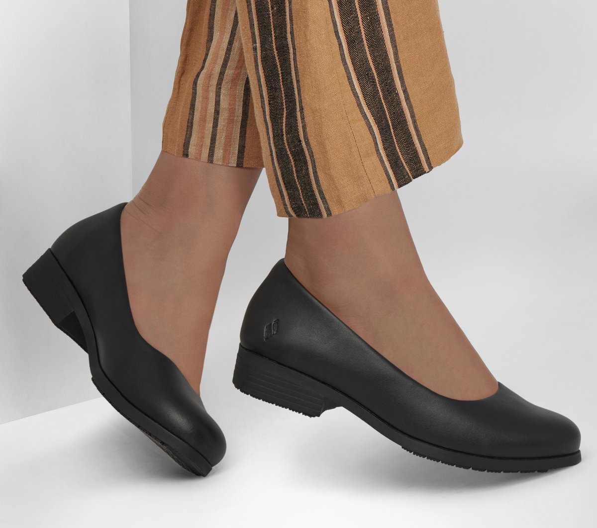 Skechers- Women Work: Naulia